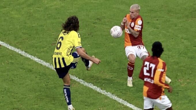 batalla-campal-en-el-clasico-que-galatasaray-le-gano-a-fenerbahce-y-en-la-que-lucas-torreira-no-participo-tras-terminar-exhausto-y-con-una-jugada-polemica;-mira-el-video