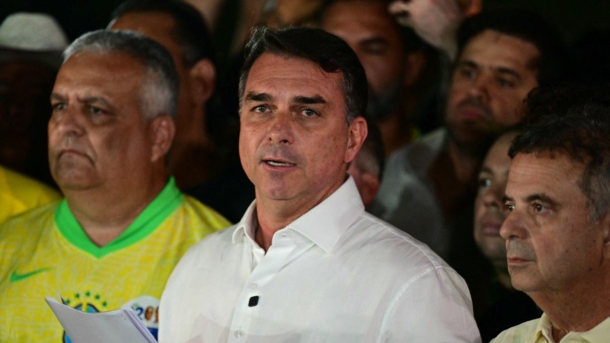 la-policia-de-brasil-investiga-si-flavio-bolsonaro-huyo-del-pais-tras-la-prohibicion-de-la-justicia