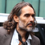 russell-brand-e-absolvido-da-acusacao-de-atentado-ao-pudor-por-falta-de-provas