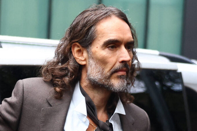 russell-brand-e-absolvido-da-acusacao-de-atentado-ao-pudor-por-falta-de-provas