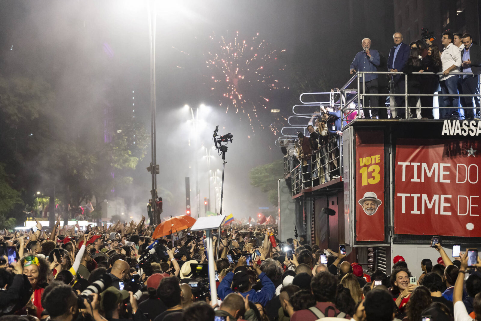 o-dia-da-vitoria-de-lula-em-13-minutos:-video-mostra-como-foi-apuracao-entre-petistas-e-bolsonaristas