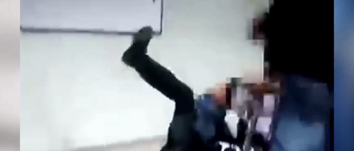 escandalo-en-una-escuela:-alumnos-arrastran-de-los-pelos-por-el-aula-a-su-docente