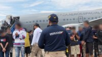 98-ciudadanos-venezolanos-expulsados-de-medellin-durante-megaoperativo-acumulaban-1.000-medidas-policiales-y-mas-de-240-anotaciones-judiciales