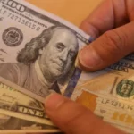 dolar-cae-a-$979:-recuperacion-del-cobre-y-anuncio-de-tasas-del-banco-central