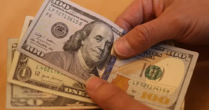 dolar-cae-a-$979:-recuperacion-del-cobre-y-anuncio-de-tasas-del-banco-central