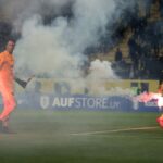 graves-incidentes-en-el-campeon-del-siglo:-parte-de-la-barra-de-penarol-intento-deliberadamente-suspender-el-partido-ante-city-torque-y-se-genero-una-batalla-campal-en-la-tribuna-cataldi