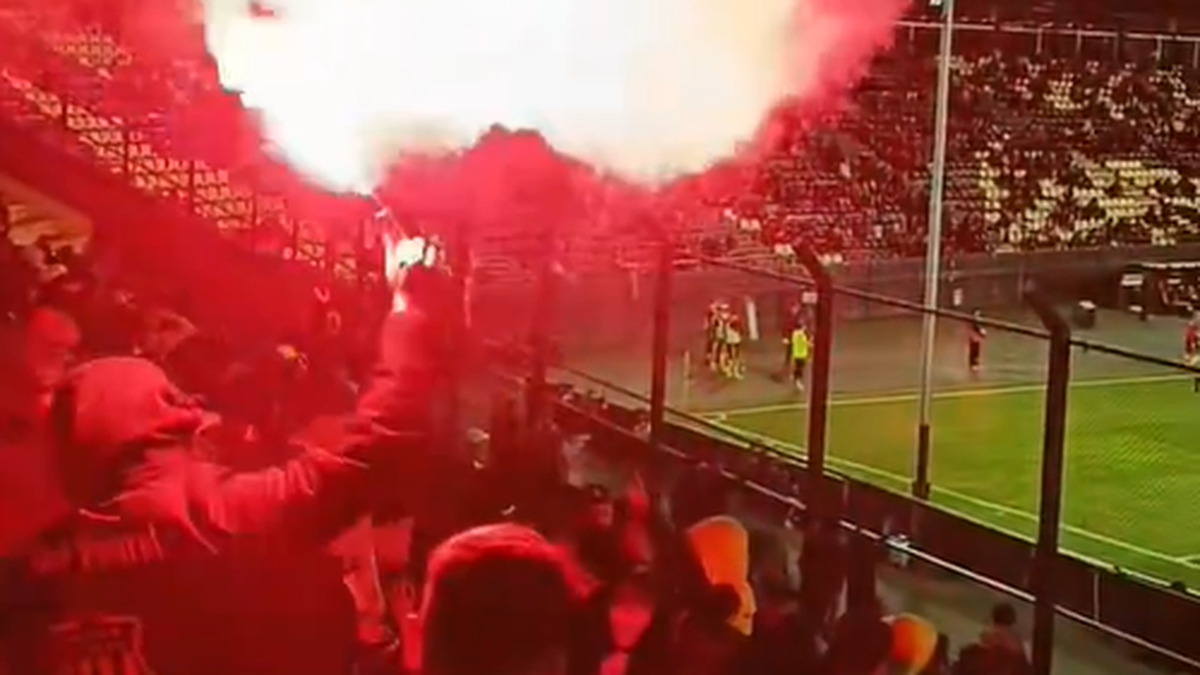 el-momento-en-el-que-volo-una-bengala-desde-la-barra-de-penarol-a-la-cancha-del-campeon-del-siglo-en-pleno-partido-ante-montevideo-city-torque;-mira-el-video-en-la-cataldi