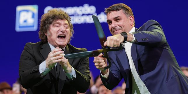 fuite-de-flavio-bolsonaro :-en-argentine,-l’opposition-accuse-javier-milei-de-l’avoir-aide-a-rejoindre-les-etats-unis