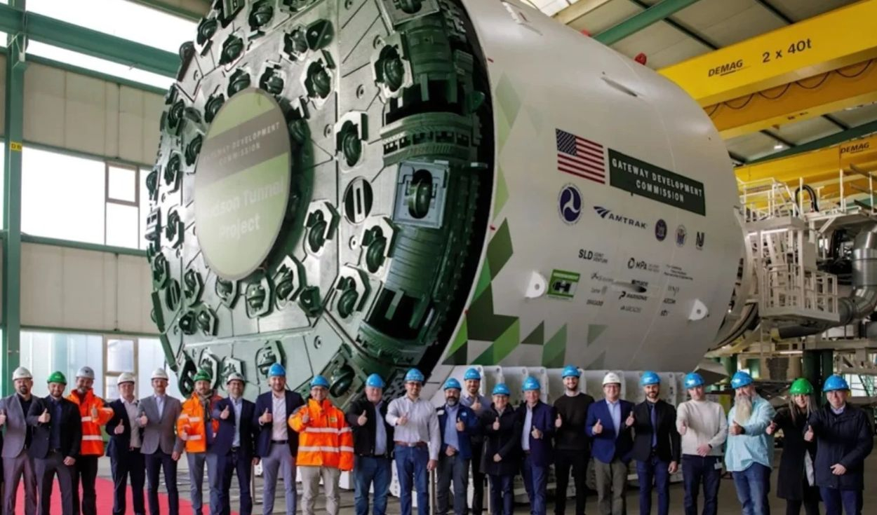 ponen-en-marcha-una-supertuneladora-de-1680-toneladas-que-perforara-9-metros-de-roca-al-dia-para-construir-un-tunel-de-us$16.000-millones:-conectara-nueva-jersey-con-manhattan