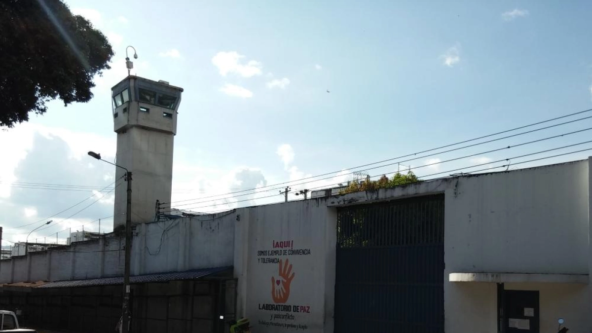 carcel-de-mujeres-en-bucaramanga-fue-blanco-de-atentado-con-artefacto-explosivo:-lanzaron-una-espoleta-a-este-centro-de-reclusion