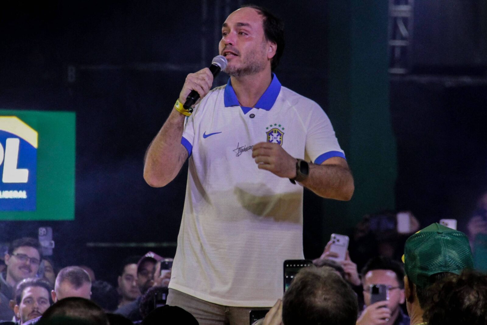 carlos-bolsonaro-visita-jair-e-diz-que-pai-ainda-tenta-‘assimilar’-ultimos-acontecimentos