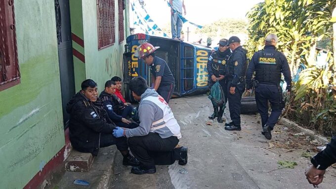 segundo-accidente-de-patrulla-de-la-pnc-en-dos-dias:-tres-heridos-en-colomba-costa-cuca