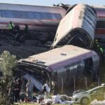 cual-fue-la-posible-causa-del-choque-de-trenes-de-alta-velocidad-que-dejo-al-menos-68-muertos-en-espana