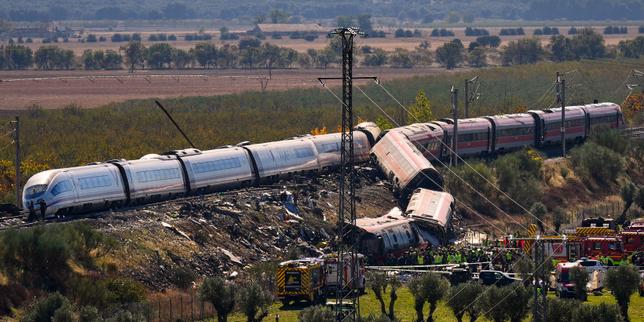 l’espagne-a-nouveau-endeuillee-par-une-catastrophe-ferroviaire,-moins-d’un-an-apres-celle-d’adamuz