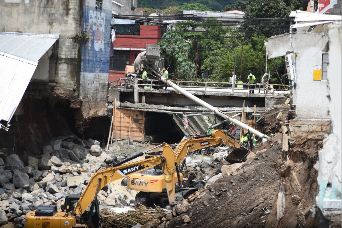 alcalde-de-san-miguel-petapa-anuncia-que-el-puente-de-villa-hermosa-ya-se-encuentra-habilitado-para-vehiculos-livianos