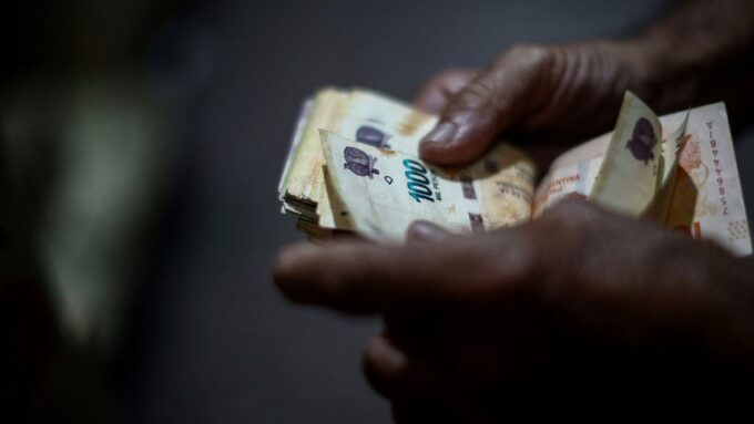 salarios-en-caida-libre:-casi-dos-tercios-de-los-trabajadores-de-bajos-ingresos-se-quedan-sin-dinero-en-diez-dias