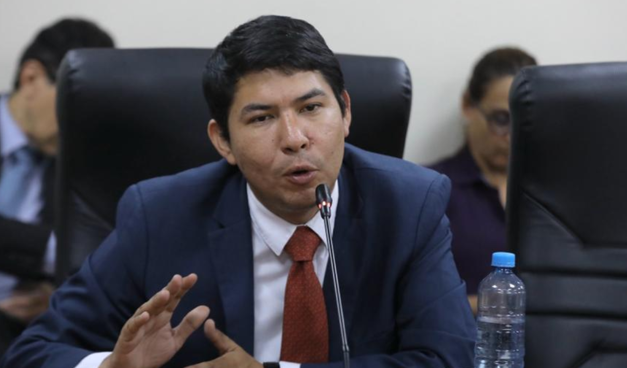 congresista-fujimorista-eduardo-castillo-viajo-a-espana-en-su-semana-de-representacion-y-en-plena-emergencia-por-lluvias