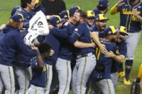 cerveceros-de-milwaukee-ganan-su-primera-serie-mundial-tras-vencer-a-los-rays-de-tampa-bay