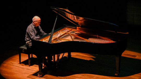 uruguayan-pianist-enrique-graf-to-perform-at-teatro-colon
