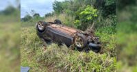 motorista-perde-o-controle-da-direcao-e-capota-veiculo-na-pr-272-em-faxinal