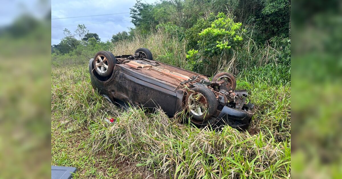 motorista-perde-o-controle-da-direcao-e-capota-veiculo-na-pr-272-em-faxinal
