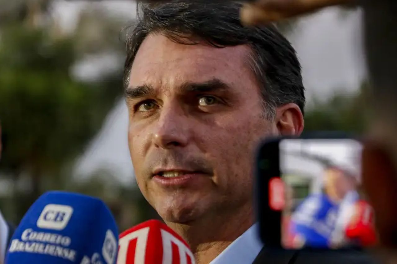 despite-travel-ban,-bolsonaro-got-to-the-us-via-argentina.-did-he-break-any-laws?