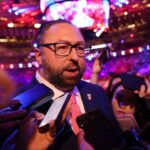 quem-e-jason-miller,-conselheiro-de-trump-que-ajudou-flavio-bolsonaro-a-deixar-o-brasil