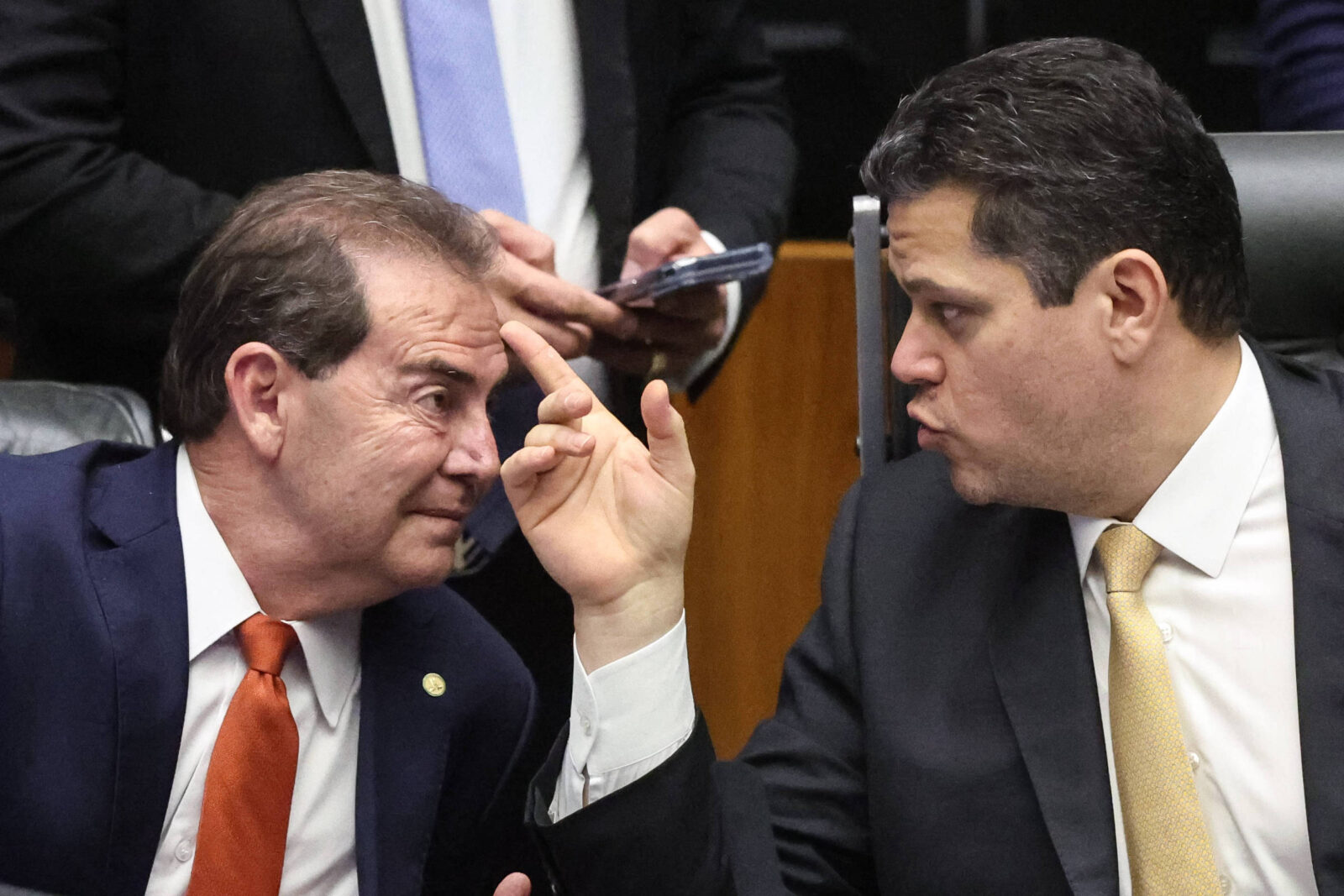 direita-rejeita-trocar-apoio-a-alcolumbre-por-plano-de-indulto-a-bolsonaro-e-prioriza-reducao-de-penas