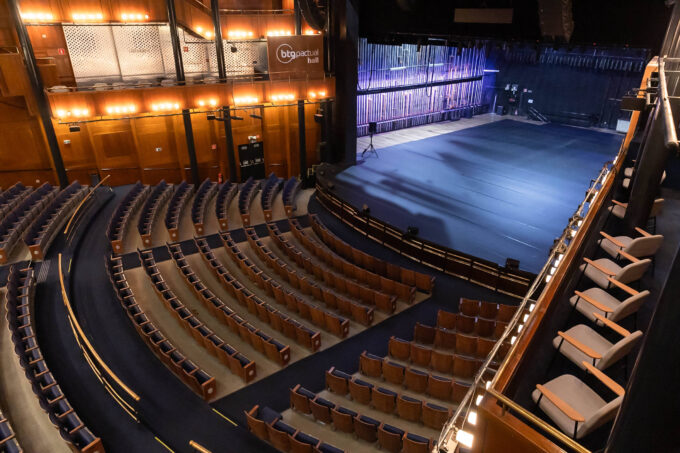 teatro-mais-confortavel-de-sp-tem-poltronas-aconchegantes-e-visao-privilegiada-do-palco