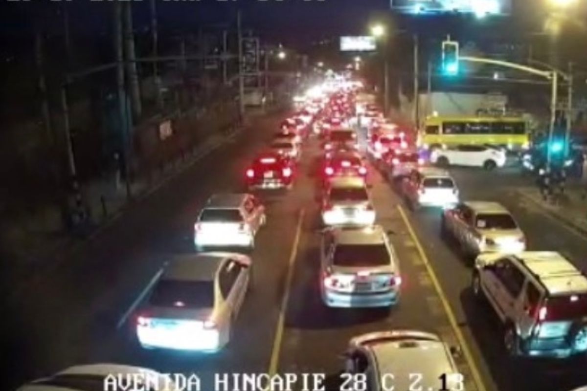 socavon-en-boca-del-monte-colapsa-rutas-en-la-avenida-hincapie-y-las-americas