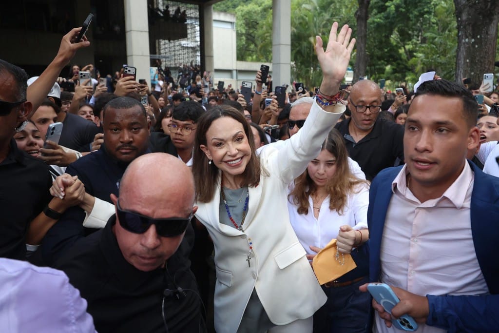 “es-una-senal-de-cambio”,-gritaban-ucabistas-al-ver-de-cerca-a-maria-corina-machado