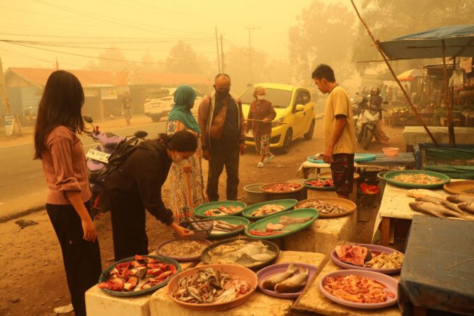 indonesios-de-ilha-devastada-por-incendios-processam-estado-por-poluicao-do-ar