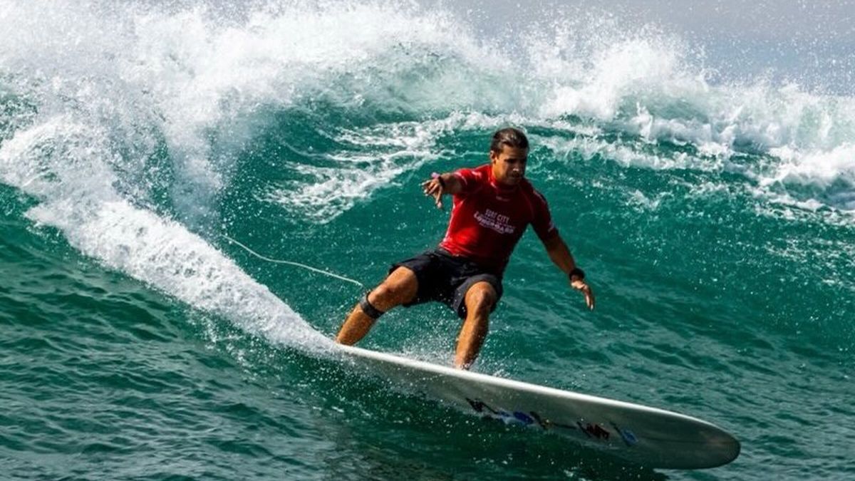 julian-schweizer,-el-oro-en-juegos-odesur-y-campeon-latinoamericano-que-hace-malabares-para-vivir-del-surf,-estudia-comunicacion-y-suena-en-consolidarse-en-la-elite-mundial