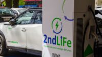 innovacion-y-negocio:-proyecto-reune-a-una-empresa-con-la-academia-para-darle-una-segunda-vida-a-las-baterias-de-autos-electricos