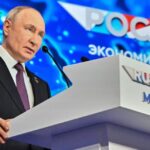 au-sommet-russie-afrique,-vladimir-poutine-tente-de-seduire-ses-hotes-en-etrillant-le-« neocolonialisme »-de-l’occident
