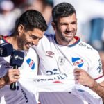 “yo-jugaba-mejor”:-emanuel-gigliotti-bromeo-al-recordar-el-“fantastico”-regreso-a-nacional-de-luis-suarez,-un-“top-10-mundial”;-mira-el-video