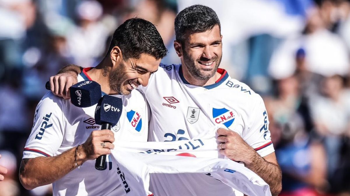 “yo-jugaba-mejor”:-emanuel-gigliotti-bromeo-al-recordar-el-“fantastico”-regreso-a-nacional-de-luis-suarez,-un-“top-10-mundial”;-mira-el-video