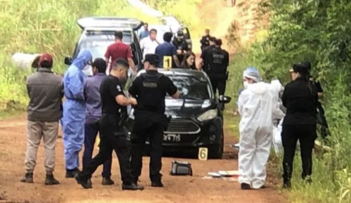 encontraron-una-pareja-muerta-en-un-auto-y-su-bebe-dormia-atras