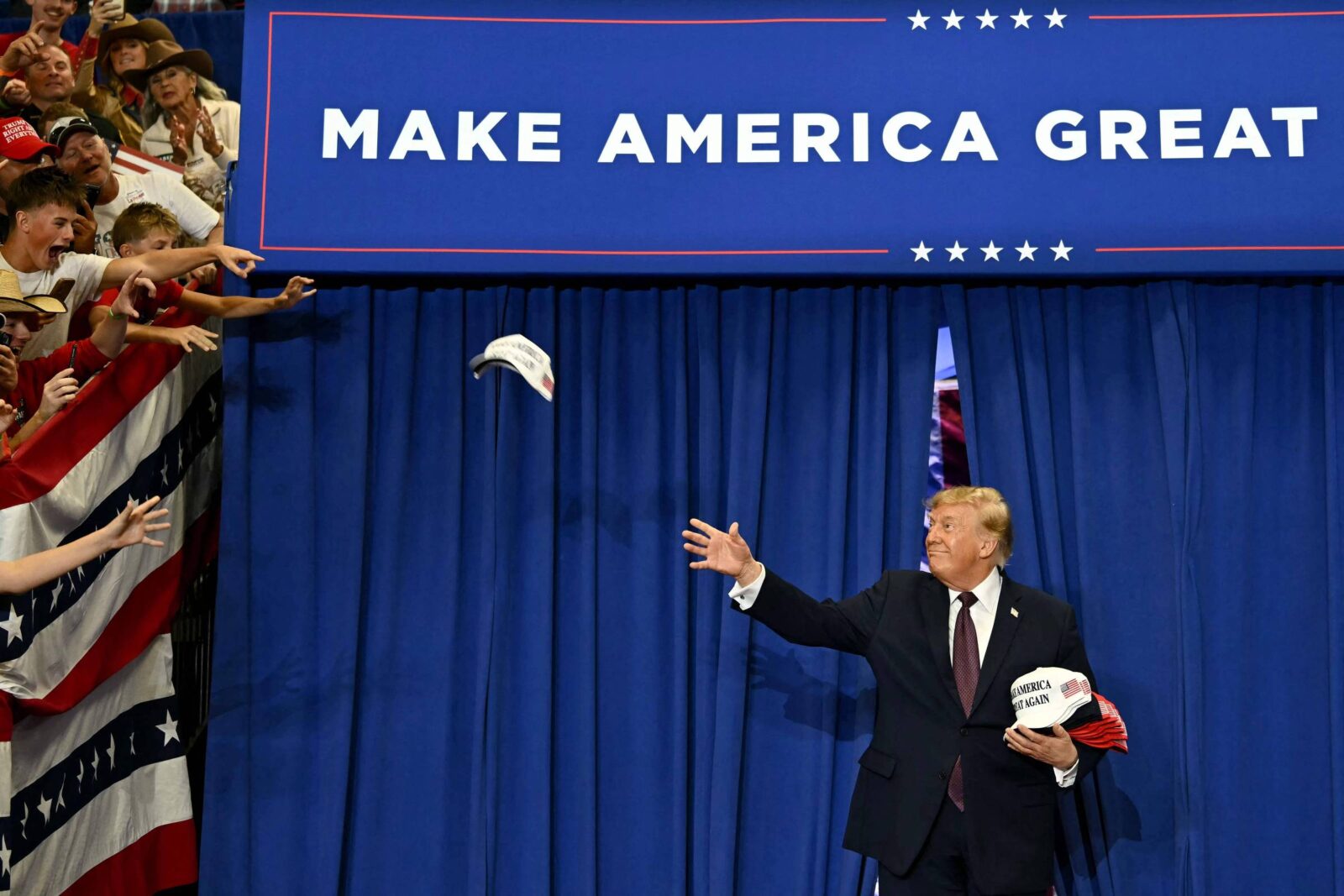 trump-recorre-a-elogios-bizarros-e-desvia-foco-da-inflacao-para-mobilizar-base-republicana-nos-eua