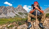 a-los-77-anos,-temia-no-terminar-de-restaurar-su-cabana:-hoy-vive-a-1.800-metros-en-los-alpes-para-preservar-su-legado-familiar