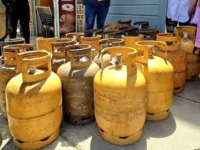en-la-paz-y-el-alto-la-policia-resguardo-la-distribucion-de-37.800-garrafas