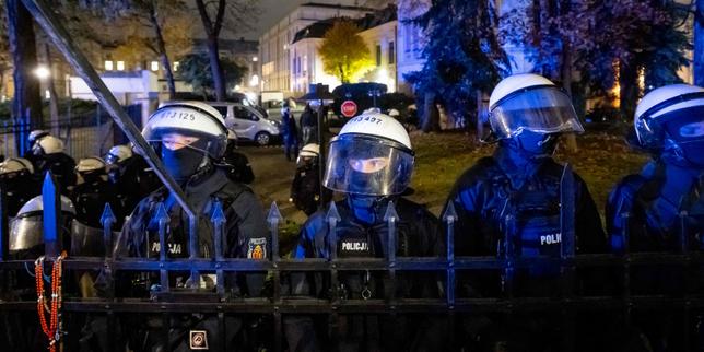 en-pologne,-le-president-du-tribunal-constitutionnel-ecarte,-la-police-deployee-a-varsovie