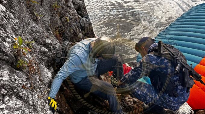 rescatan-a-turista-estadounidense-tras-accidente-en-parapente-en-el-lago-de-atitlan