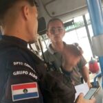 colectivero-argelado-quiso-bajar-a-una-mama-con-su-hijo-en-una-comisaria-y-termino-pasando-pelada