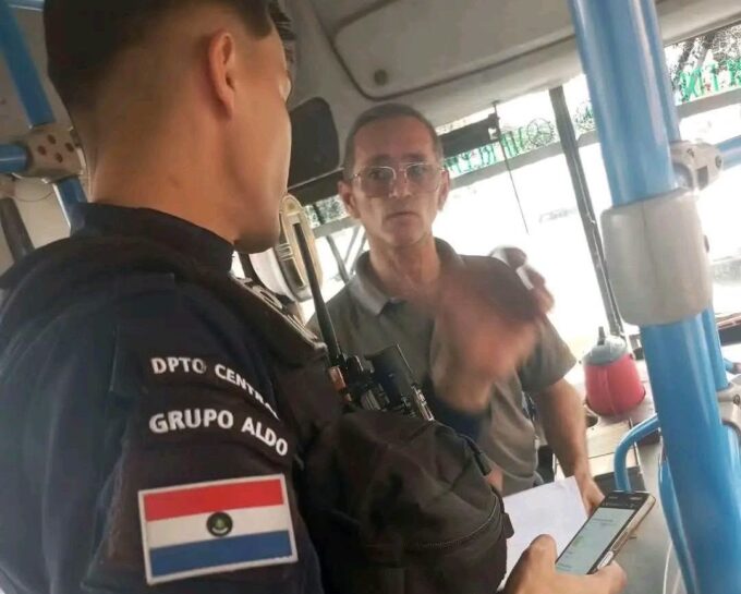 colectivero-argelado-quiso-bajar-a-una-mama-con-su-hijo-en-una-comisaria-y-termino-pasando-pelada