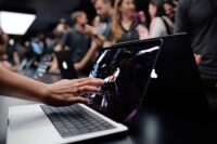 veja-o-que-da-para-comprar-com-r$-183-mil-do-macbook-pro-com-tela-touch,-novo-notebook-da-apple