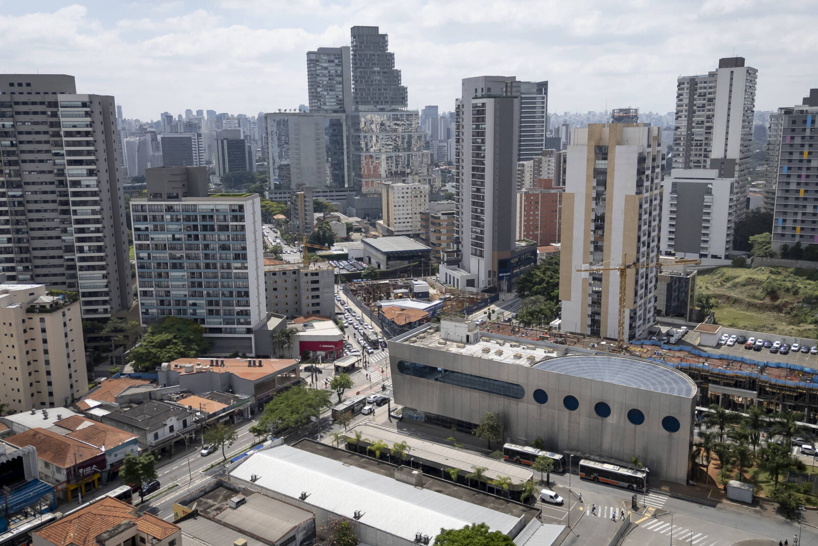 com-predio-de-design-arrojado-e-escritorios,-butanta-testa-vocacao-para-pinheiros