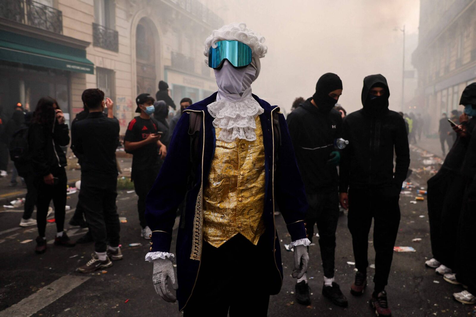 franca-reforca-seguranca-para-novos-protestos-no-halloween-e-teme-acao-de-mascarados