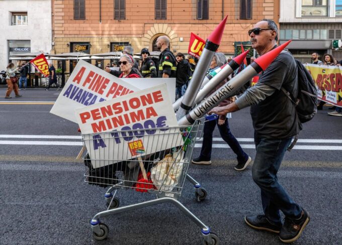 sindicatos-y-estudiantes-toman-las-calles-de-italia-contra-el-alto-costo-de-la-vida-y-el-rearme