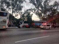 bus-colisiona-contra-muro-en-ruta-al-atlantico;-pasajero-coreano-resulta-herido